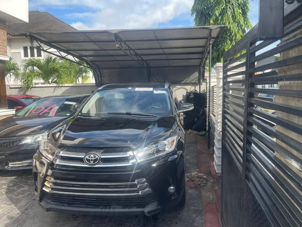 A picture of Toyota highlander 2015 model Xle direct tokunbo Lagos clear complete