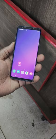 A picture of Samsung galaxy s9 64gb 4gbram clear cameras It has some