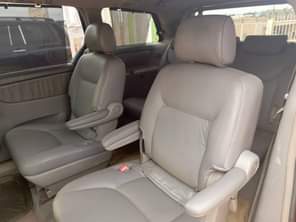 A picture of 2005 model Toyota sienna XLE Tokumbo standard Baked on first