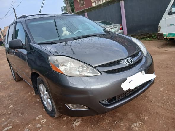 A picture of Toyota sienna 07
