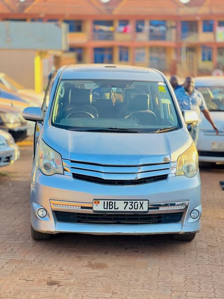A picture of TOYOTA NOAH SI