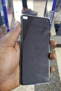 A picture of Galaxy S10 580k