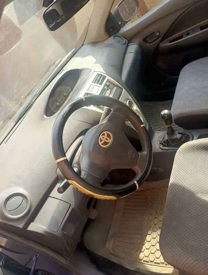 A picture of Toyota Yaris 08 manual