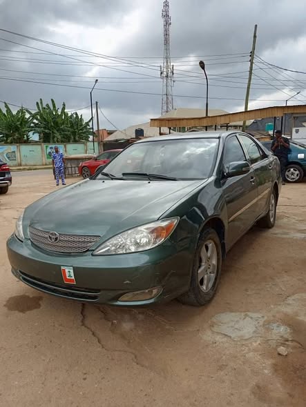A picture of 2004 TOYOTA CAMRY