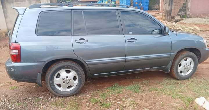 A picture of 2004 Toyota Highlander Very Sound 4 plugs Engine AC chilling