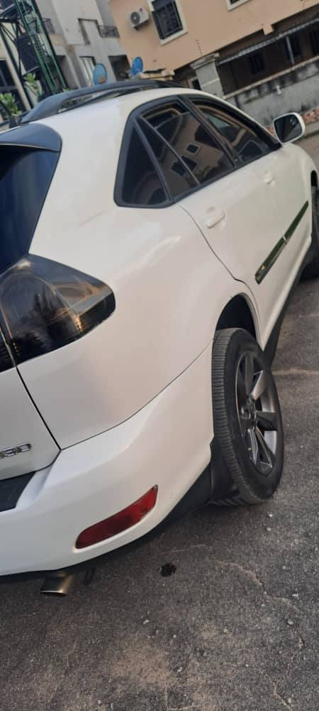 A picture of Lexus 330 06