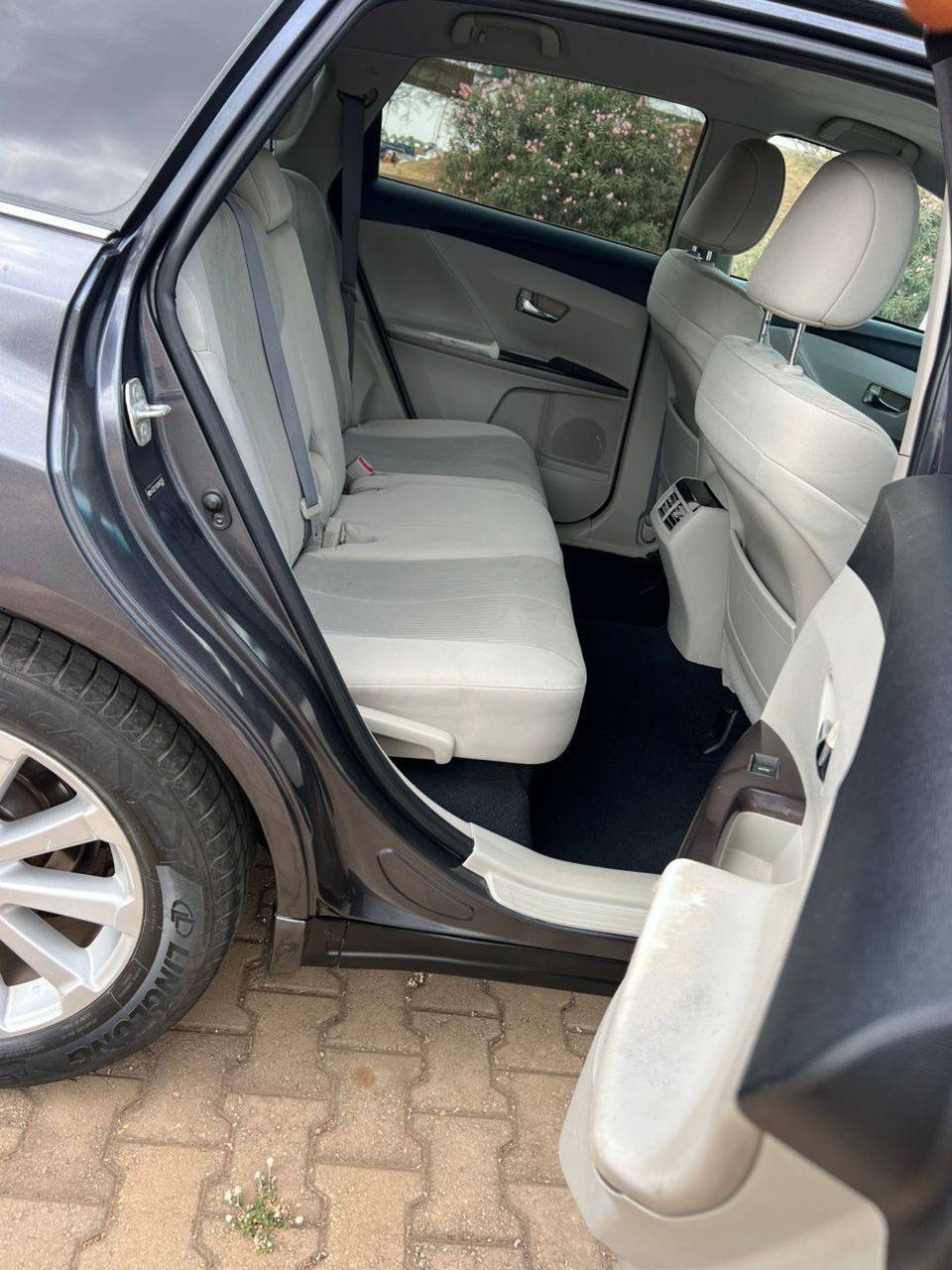 A picture of TOYOTA VENZA 2010