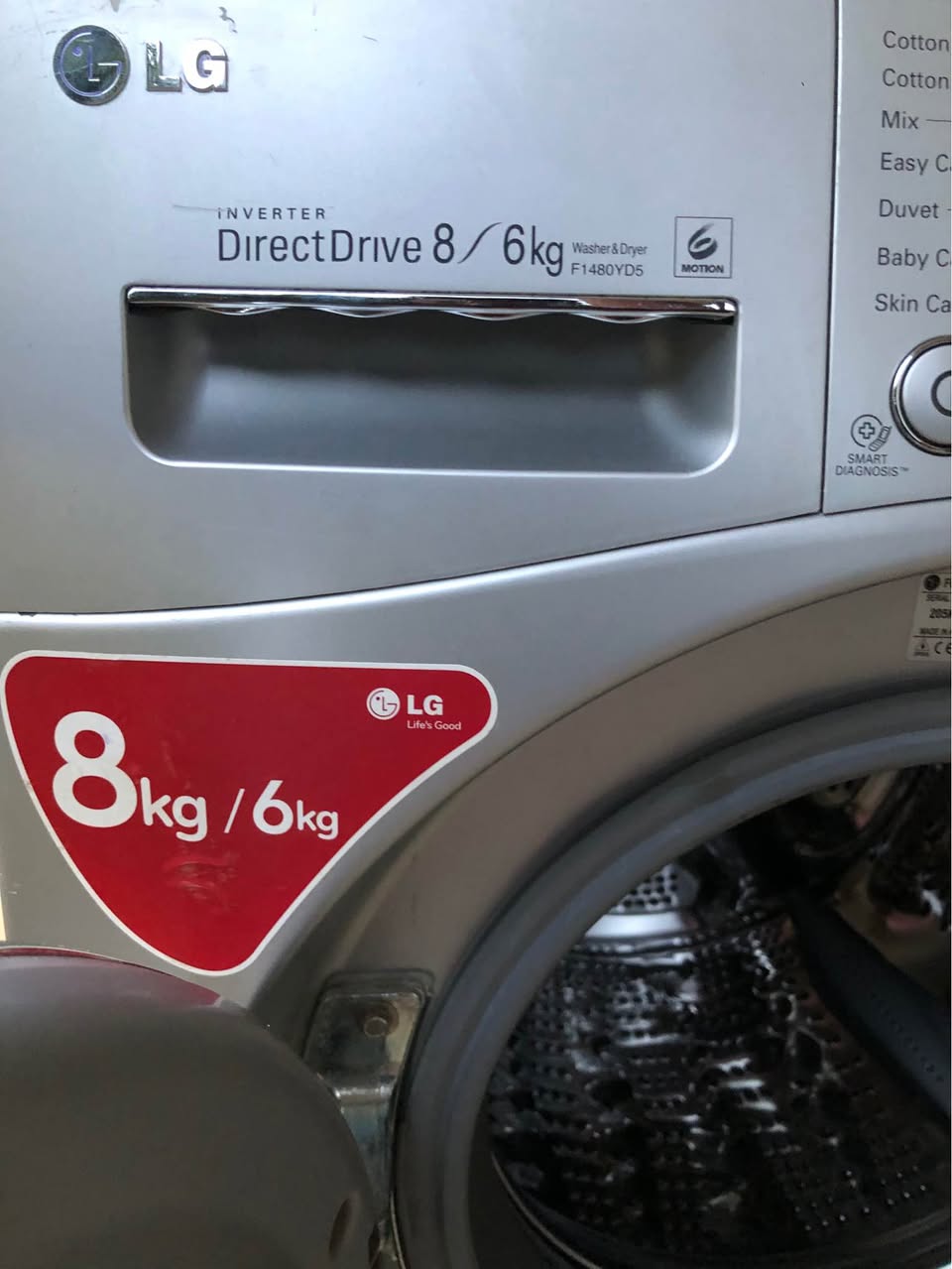 A picture of LG washing machine 8kgs wash and dry