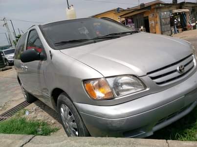 A picture of Toyota Sienna 02