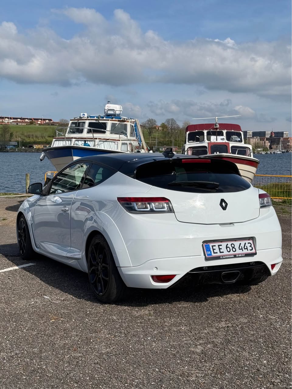 A picture of Renault Megane rs 265