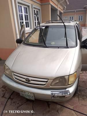 A picture of Toyota sienna