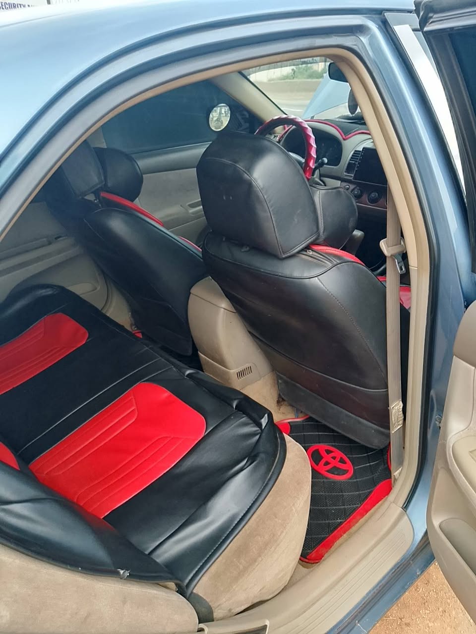 A picture of Toyota Camry LE 2004