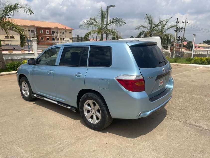 A picture of Toyota Highlander 2009 3 rows Flashed on first body Engine
