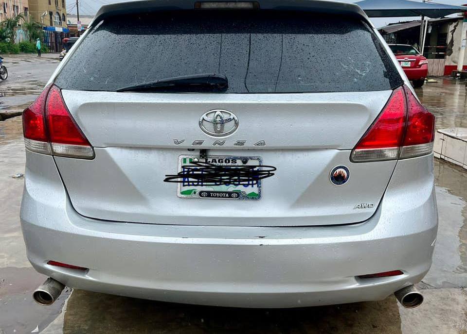 A picture of Toyota Venza 2010. Thumbstart. Full option with android screen and