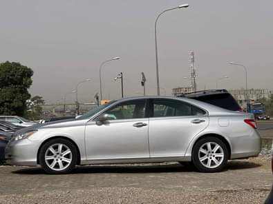 A picture of New Entry foreign used Lexus ES350 with sun roof and