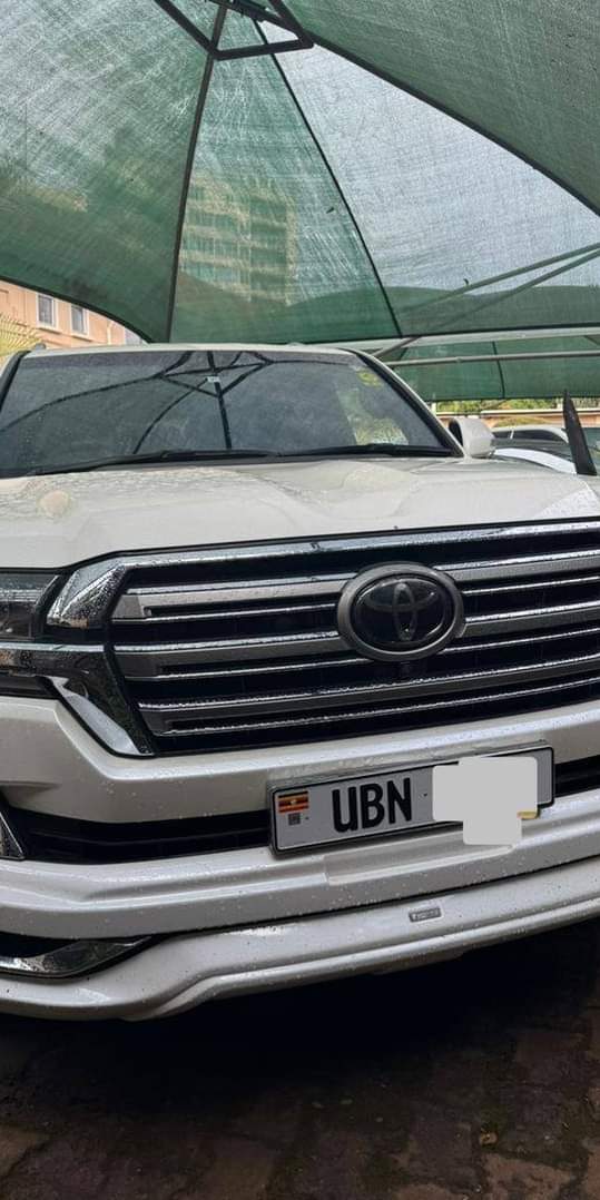 A picture of Land cruiser ZX V8 petrol engine model 2017 mileage 40k