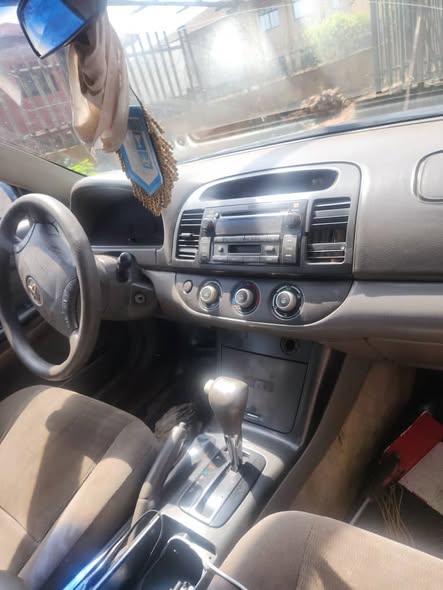 A picture of Dealers deal Toyota Camry 4plug 05 model with engine and