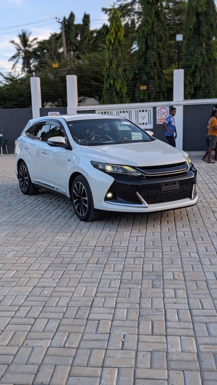 A picture of Toyota harrier Year 2016 Cc2000 Price 68 000 000
