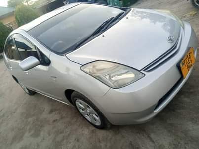 A picture of Toyota prius unawasha unaondoka Injin ndogo c 1290 Full ac