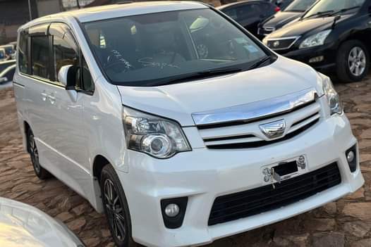 A picture of Toyota Noah 2011 model