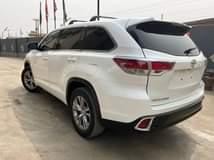 A picture of 2015 Highlander LE toks first body and accident free sparkling
