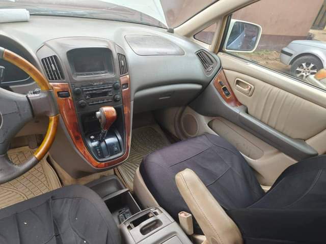 A picture of Lexus Rx 300 2000 model first body pan engine gear