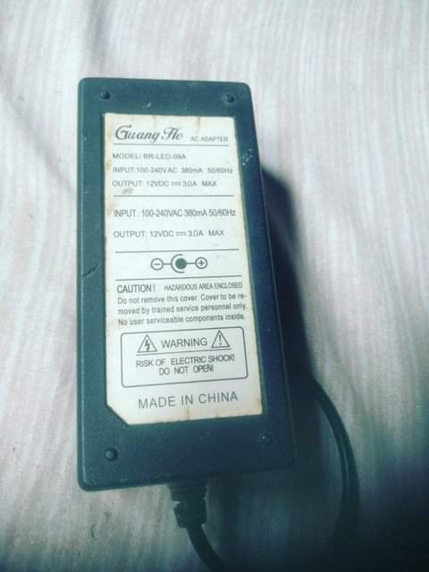 A picture of adapter ac na dc 12v