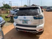 A picture of Lexus 350