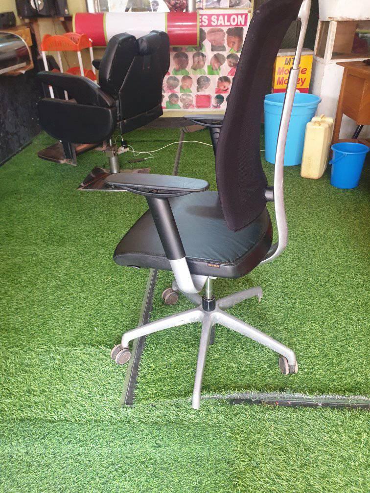 A picture of Officer chair