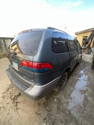 A picture of Toyota sienna 2001
