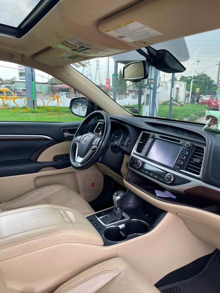 A picture of Toks Toyota highlander 2015