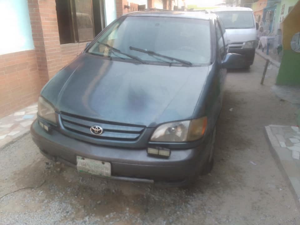A picture of Toyota sienna 2002