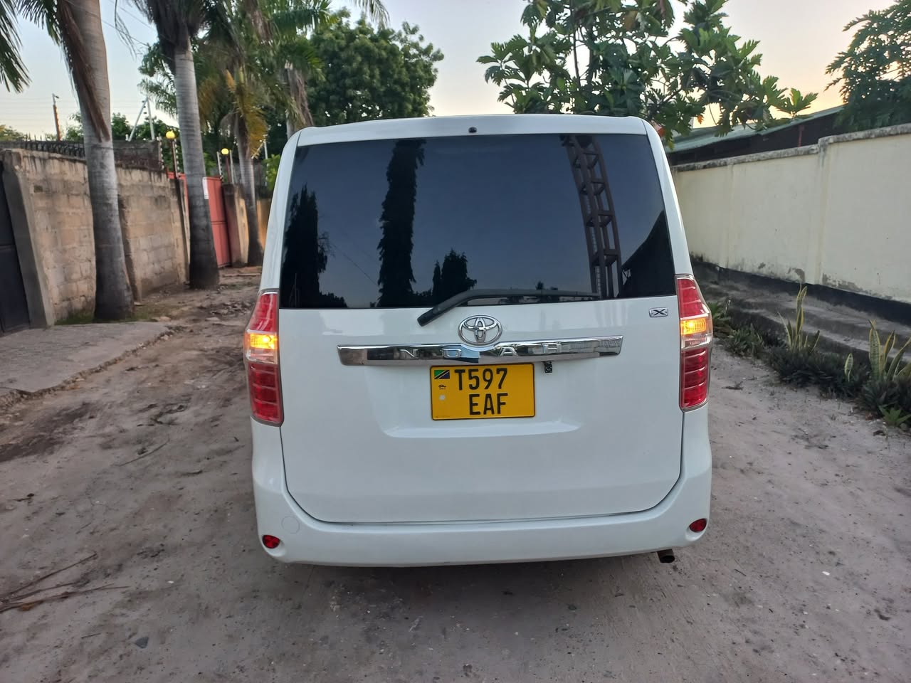 A picture of TOYOTA NOAH