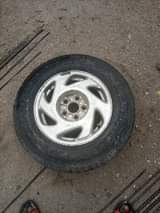 A picture of Sienna spare Tyre with alloy rim For sell 25k 08134273079