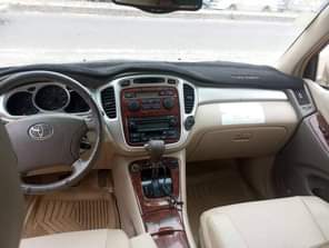 A picture of Super sharp 2006 model TOYOTA HIGHLANDER FEW MONTHS USE PRIZE