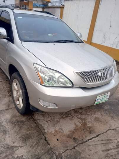 A picture of Rx 330 in Owerri buy and drive engine gear perfect