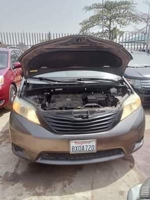 A picture of Toks Toyota Sienna 2011 Total accident free Price 10m Location