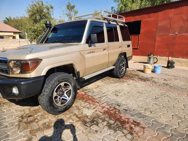 A picture of Landcruiser LX dashboard kubwa usajili ECJ 1hz engine Bei mil