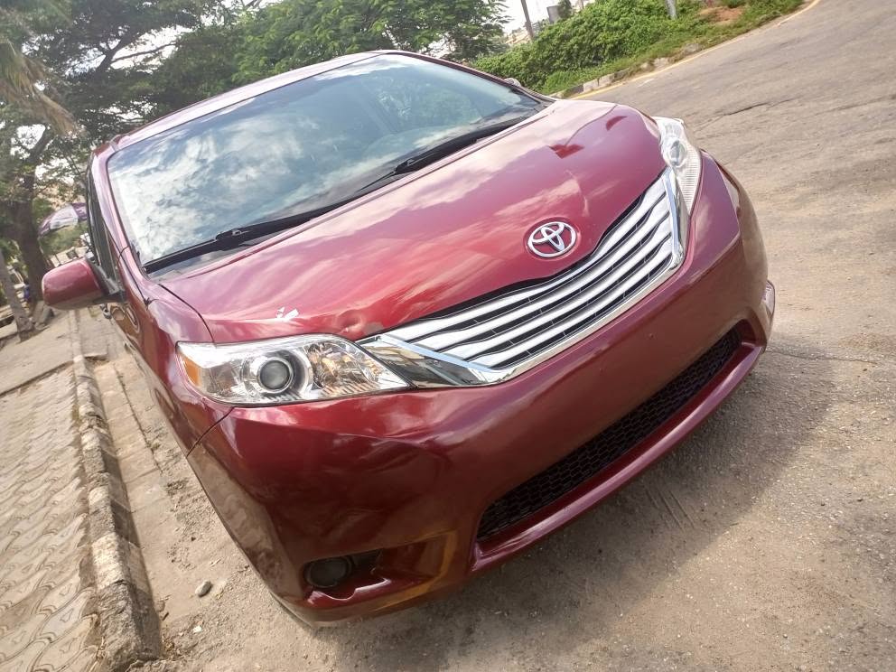 A picture of Toyota sienna Tokunbo new entry 2011 model