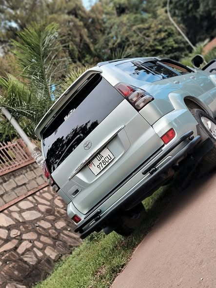 A picture of Toyota land Cruiser tx model 2006 available