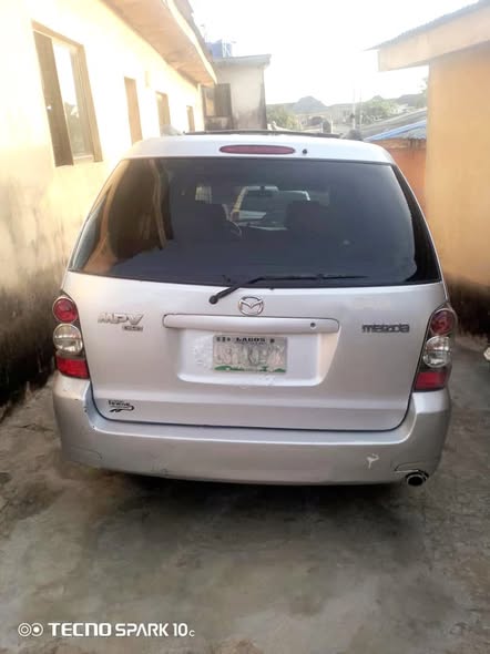 A picture of 06 Mazda MPV