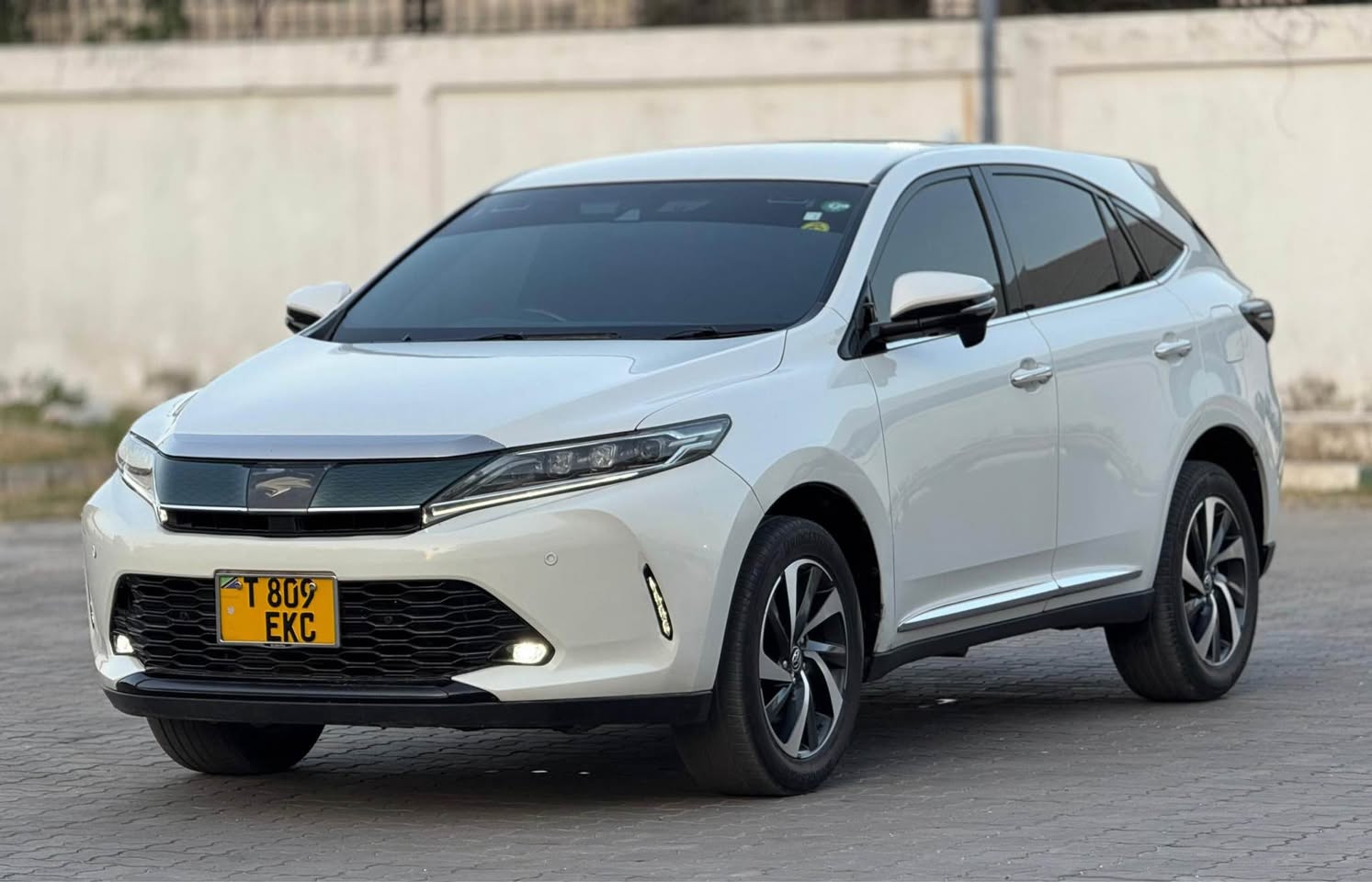 A picture of TOYOTA HARRIER ANACONDA NEW MODEL SWEET EKC
