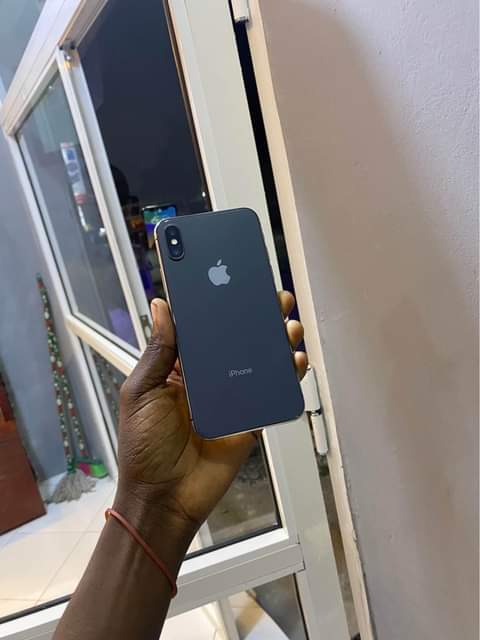A picture of iphone X 64GB CLEAN