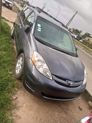 A picture of Toyota Sienna XLE 2007