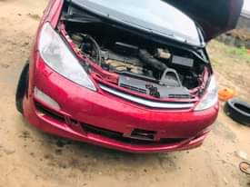 A picture of Toyota Previa 2000