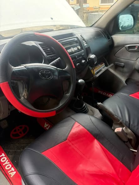A picture of TOYOTA HILUX MANUAL 2010