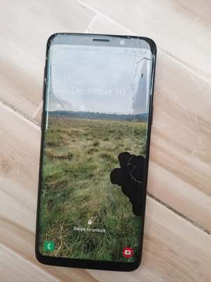 A picture of Samsung S9 plain