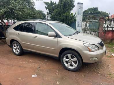 A picture of Rx 330 up for sale and everything is working perfectly
