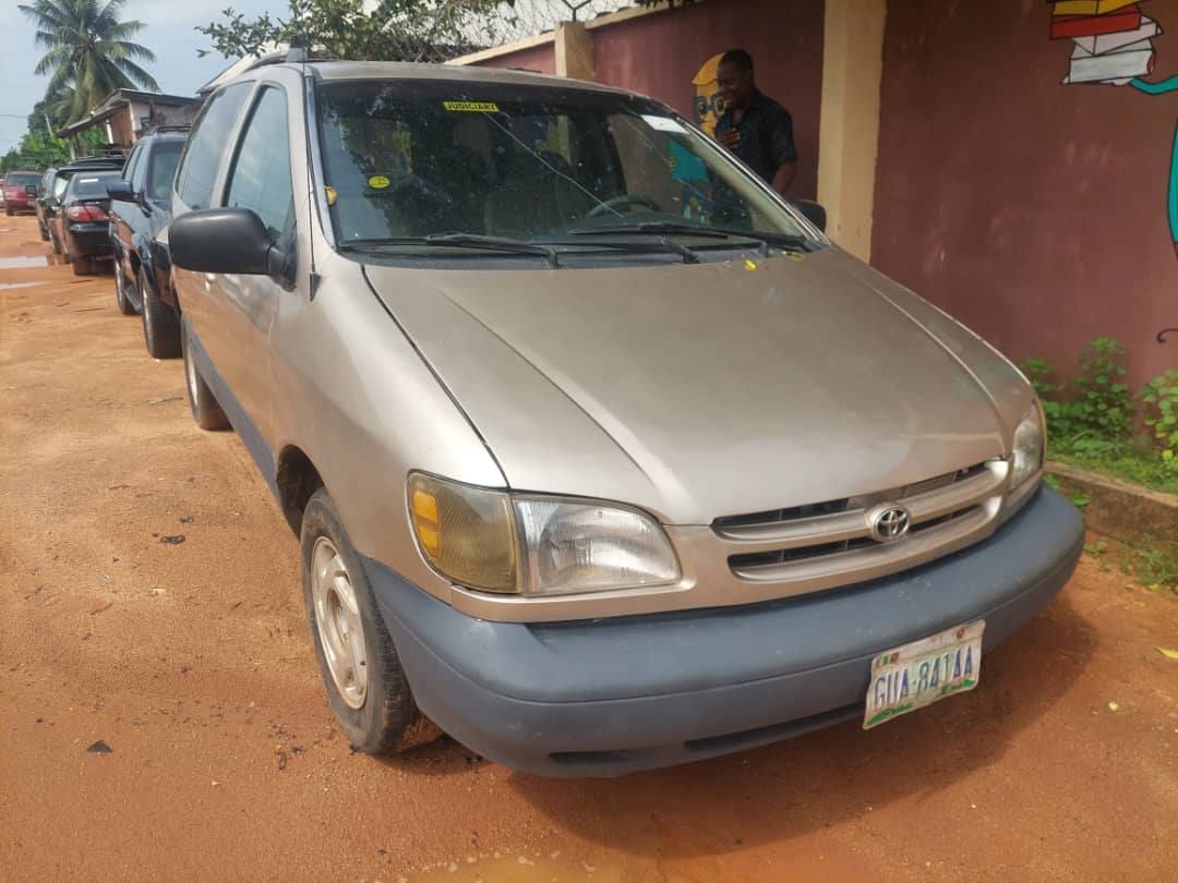 A picture of Toyota sienna