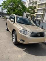 A picture of Very clean 2008 highlander 3 row leather seat with reverse